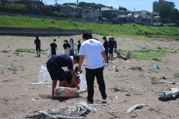附属高校の生徒と共に海岸清掃を行いました