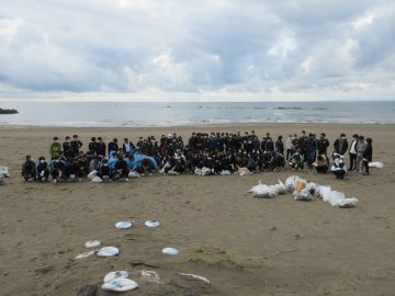 附属高校の生徒と今年2回目の海岸清掃を行いました