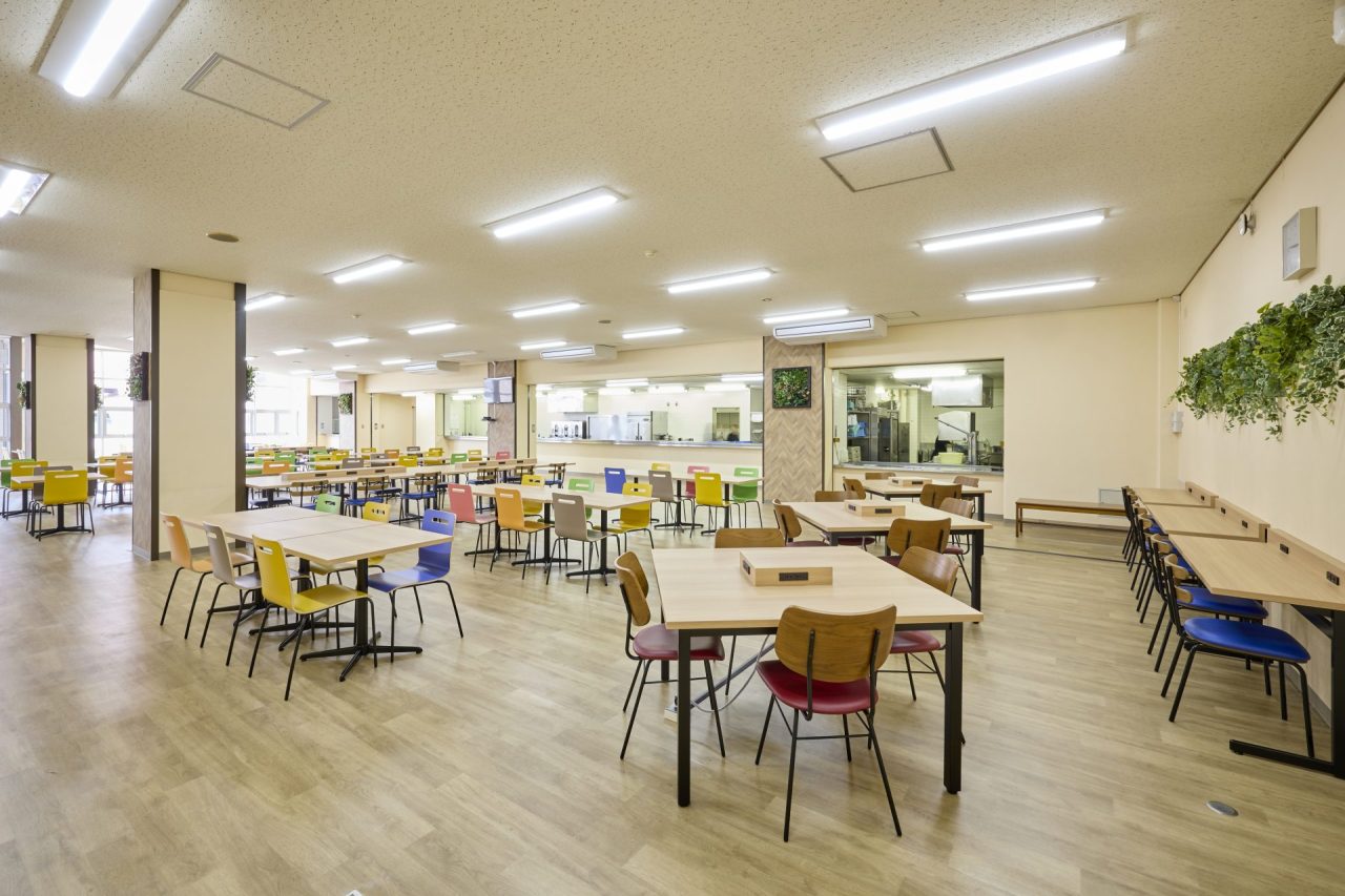 学生食堂リニューアル、地域住民にも憩いの場に♪新潟産業大学（柏崎市）週替わり定食用意、スイーツも充実